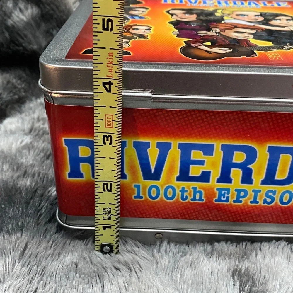 RARE Riverdale 100th Episode Cast
Crew Gift Lunch Box Lord Mesa art
Lunchbox - Picture 14 of 16
